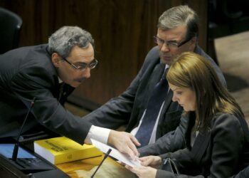 Kokoomuksen Ben Zyskowicz kiitteli eduskunnassa realistisuudesta keskustan esityksiä yleisen arvonlisäverokannan nostamiseksi.