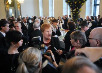 Tasavallan presidentti Tarja Halonen valtiopäivien avajaisissa median piirittämänä.
