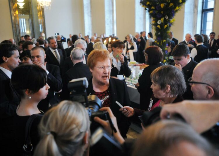 Tasavallan presidentti Tarja Halonen valtiopäivien avajaisissa median piirittämänä.