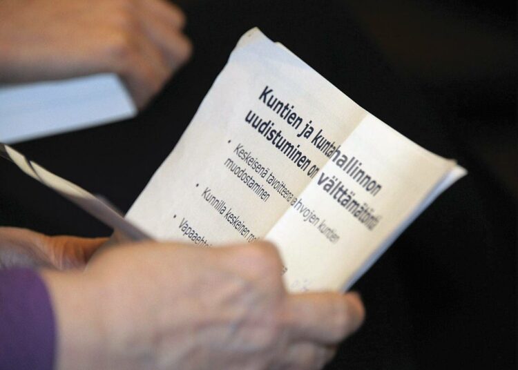 Kuntauudistusta pohtinut  työryhmä esittää kuntien määrän radikaalia vähentämistä.
