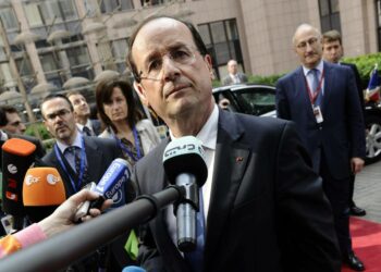 Presidentti François Hollande esittää pääjohtajille palkkaleikkauksia.