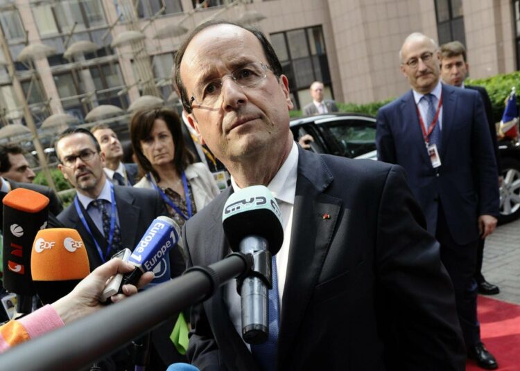 Presidentti François Hollande esittää pääjohtajille palkkaleikkauksia.
