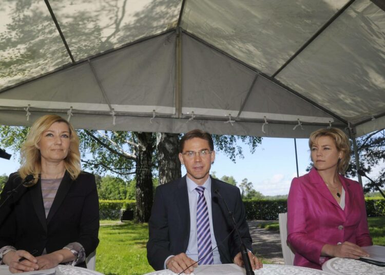 Peruspalveluministeri Maria Guzenina-Richardson (vas.), pääministeri Jyrki Katainen ja hallinto- ja kuntaministeri Henna Virkkunen linjasivat kuntauudistusta aamulla pääministerin virka-asunnossa Kesärannassa.