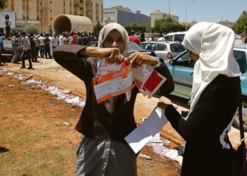 Libyalaisnainen repi palasiksi äänestyslipukkeen Bengasissa viime lauantaina järjestetyssä mielenosoituksessa, jossa asukkaat vaativat maan itäosalle suurempaa osuutta Libyan uuden parlamentin paikoista.