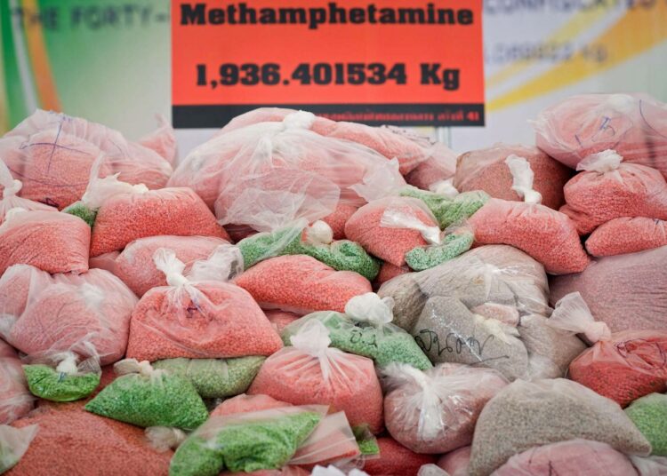 Metamfetamiini on tavallista amfetamiinia vahvempi stimulantti, joka tuottaa voimakkaan hyvänolon tunteen ja aiheuttaa riippuvutta.
