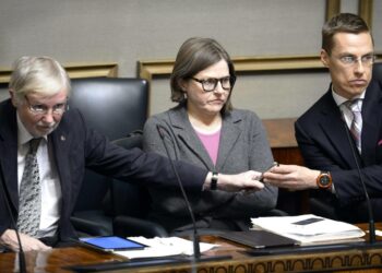 Ulkoministeri Erkki Tuomioja (vas.), kehitysministeri Heidi Hautala ja eurooppaministeri Alexander Stubb eduskunnan täysistunnossa tiistaina.