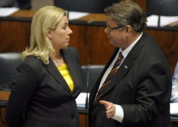 Valtiovarainministeri Jutta Urpilainen ja perussuomalaisten puheenjohtaja Timo Soini keskustelivat eduskunnan täysistunnossa tiistaina.