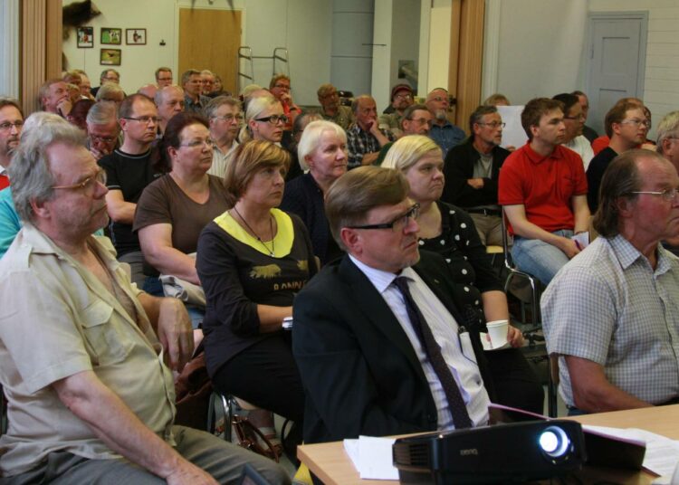 Luikonlahden rikastamon ympäristöluvan uusiminen on herättänyt kritiikkiä Kaavilla. Kaivosyhtiön konsultin selitykset eivät vakuuttaneet lähivesien tilasta ja muista ympäristöhaitoista huolestuneita asukkaita keskiviikkoiltana pidetyssä tilaisuudessa.