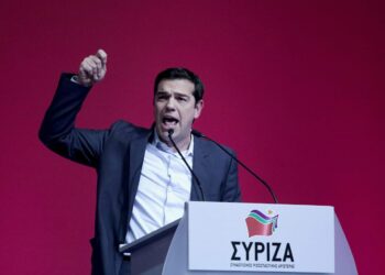 Syrizan johtaja Alexis Tsipras puhumassa puolueen tilaisuudessa lauantaina.