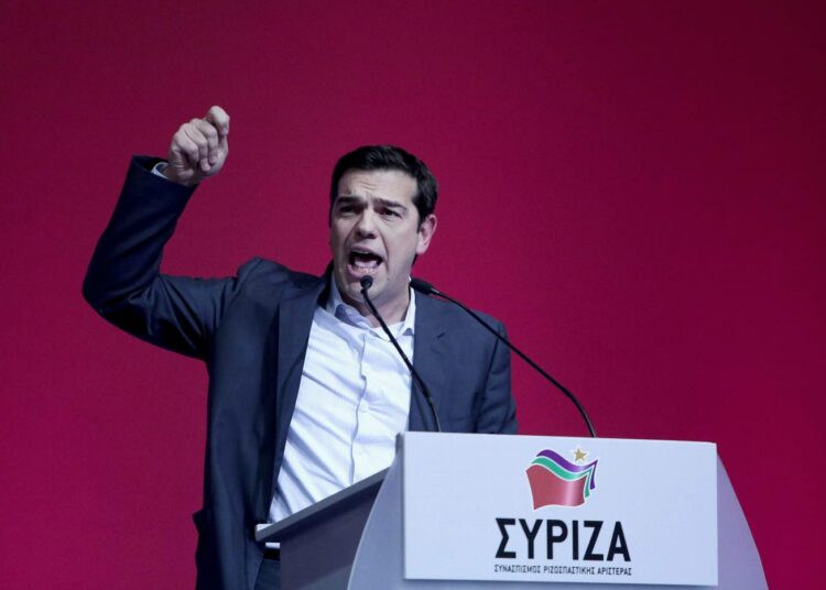 Syrizan johtaja Alexis Tsipras puhumassa puolueen tilaisuudessa lauantaina.