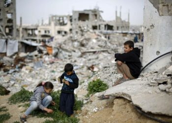 Palestiinalaislapsia tuhottujen talojen raunioilla Gazan al-Shejaiya kaupunginosassa.