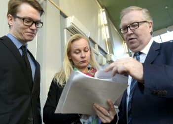 Akavan tutkija Joonas Miettinen (vas.), johtaja Maria Löfgren ja puheenjohtaja Sture Fjäder kertoivat maanantaina Akavan esityksistä työelämän uudistamiseksi ja työllistymisen edistämiseksi.