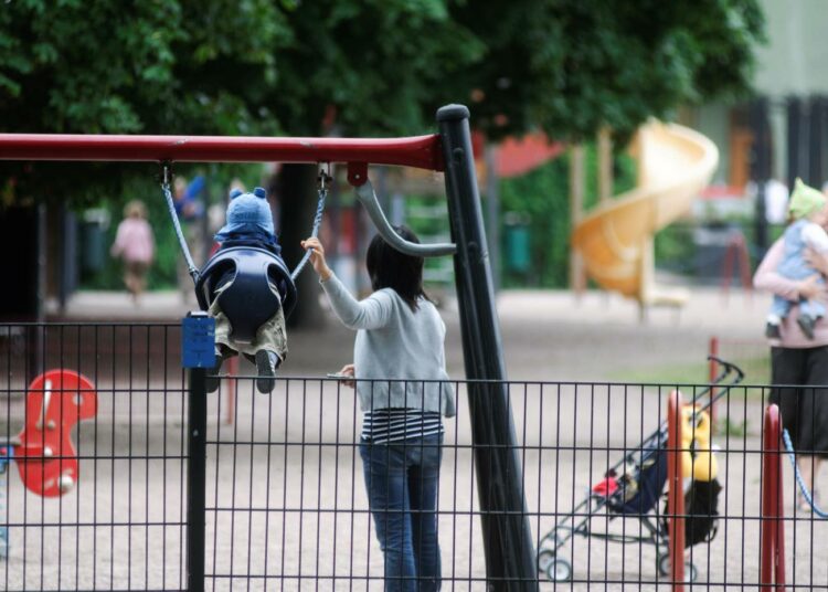 Hallitus leikkaa lapsilisiä tietoisena siitä, että leikkaus siirtää lapsiperheitä toimeentulotuelle.