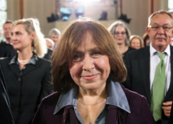 Svetlana Aleksijevitš on ensimmäinen venäjänkielinen nobelisti 28 vuoteen. Venäjän lehdistö jakautui heti palkinnosta.