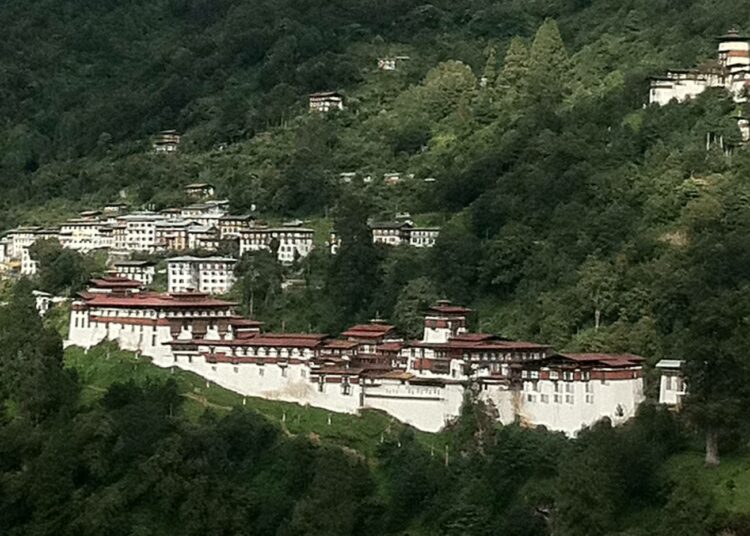 Bhutanista löytyy yli tuhat vuotta vanhoja luostarikyliä.