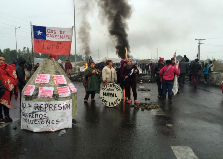 Chilen etelärannikolla sijaitsevan Chiloén saaren asukkaat sulkivat mantereelle vievän päätien protestiksi simpukanpyyntikiellolle ja elinehtojensa heikkenemiselle.