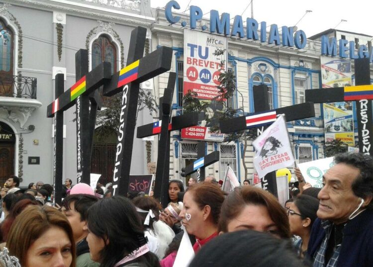 Mustat ristit symbolisoivat naismurhien uhreja Perun pääkaupungissa Limassa järjestetyssä mielenosoituksessa.