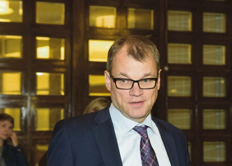 Pääministeri Juha Sipilän (kesk.) ensimmäinen viesti antoi väärän viestin yhdistämällä uusnatsit ja turvapaikanhakijat.