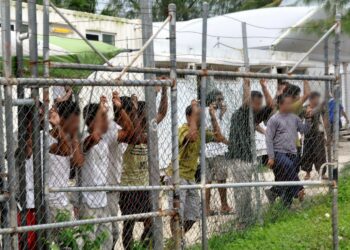 Toimittajien on hyvin vaikea päästä Australian ulkoistamiin vastaanottokeskuksiin. Tämä kuva on otettu Manus-saaren keskuksesta maaliskuussa 2014. Kuvatoimisto on pikselöinyt turvapaikanhakijoiden kasvot tunnistamisen estämiseksi.