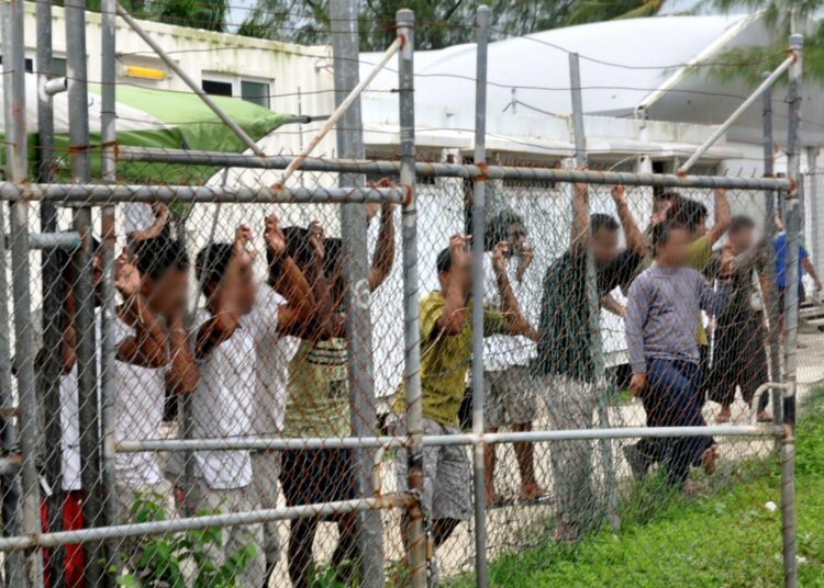 Toimittajien on hyvin vaikea päästä Australian ulkoistamiin vastaanottokeskuksiin. Tämä kuva on otettu Manus-saaren keskuksesta maaliskuussa 2014. Kuvatoimisto on pikselöinyt turvapaikanhakijoiden kasvot tunnistamisen estämiseksi.