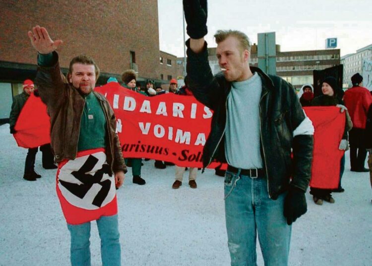 Kirjoittaja pohtii, millä perusteilla eri liikkeiden toimintaan tulee puuttua. Kuvan natsiprovokaatio kommunistinuorten mielenosoituksen edellä tapahtui vuonna 1998 Tampereella.