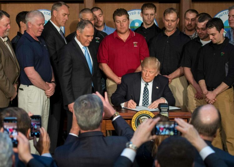 Presidentti Trump oli kutsunut ympärilleen Rosebud Miningin hiilikaivostyöläisiä allekirjoittaessaan tiistaina asetuksensa.