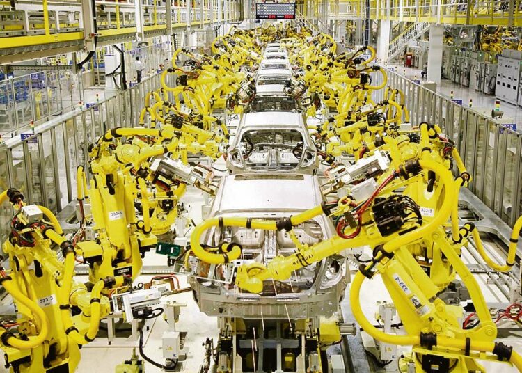 Amerikkalaistutkija uskoo, että automaatio tekee tulevaisuudessa palkkatyöstä tarpeettoman. Kuvassa teollisuusrobotteja Hyundain autotehtaalla.