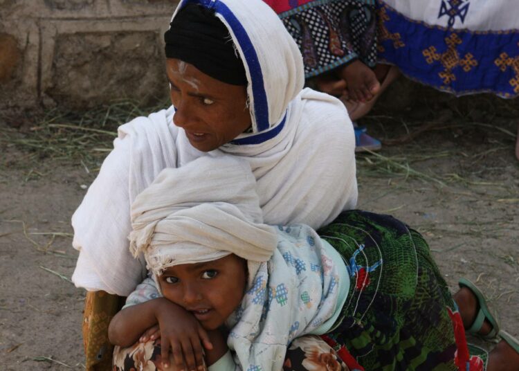 Nainen ja lapsi kirkon edustalla Amharan alueen Gonderissa, joka on Etiopian vanha hallintokeskus.
