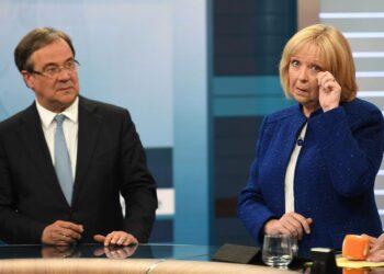 Voittaja, kristillisdemokraattien Armin Laschet, ja tappion kärsinyt sosiaalidemokraattien Hannelore Kraft tv-studiossa Düsseldorfissa sunnuntai-iltana.