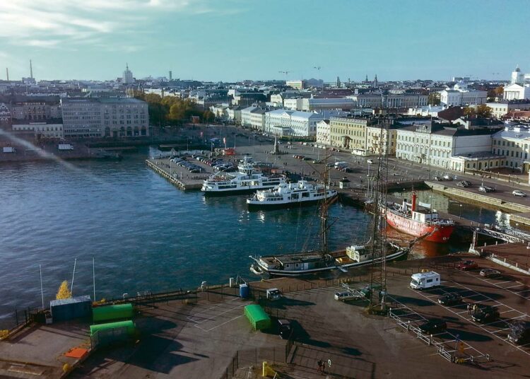 Eurooppalainen hybridiuhkien torjunnan osaamiskeskus avattiin Helsingissä lokakuun alussa. Keskuksen tarkoituksena on lisätä tietoisuutta hybridiuhista sekä yhteiskunnan haavoittuvuudesta, jotka liittyvät internetiin ja sosiaaliseen mediaan.