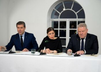 Itsenäisyyspuolueen Bjarni Benediktsson, Vihreän vasemmiston Katrín Jakobsdóttir ja edistyspuolueen Sigurdur Ingi Jóhansson tiedottivat hallituksen muodostamisesta torstaina.