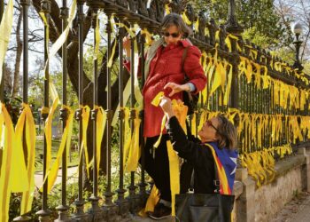 Naiset kiinnittivät tammikuussa Barcelonan Ciutadella-puiston aitaan keltaisia nauhoja osoittamaan solidaarisuutta vangituille itsenäisyysmielisille poliitikoille.