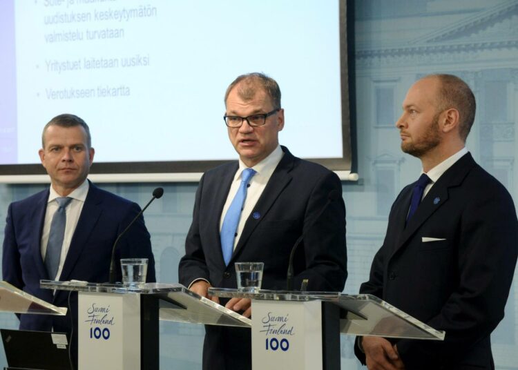 Sipilän vetämälle oikeistohallitukselle niskalenkin ottaminen ay-liikkeestä on ideologinen tavoite. Valtiovarainministeri Petteri Orpo, pääministeri Juha Sipilä ja eurooppa-, kulttuuri- ja urheiluministeri Sampo Terho hallituksen budjettiriihen päätösinfossa elokuussa 2017.