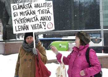 Sosten mukaan myös aktiivimalli lisää heikoimmassa asemassa olevien ihmisten köyhyyttä, toimeentulotukiriippuvuutta ja byrokratiaa. Aktiivimallin vastustajia eduskunnan portailla maaliskuussa.