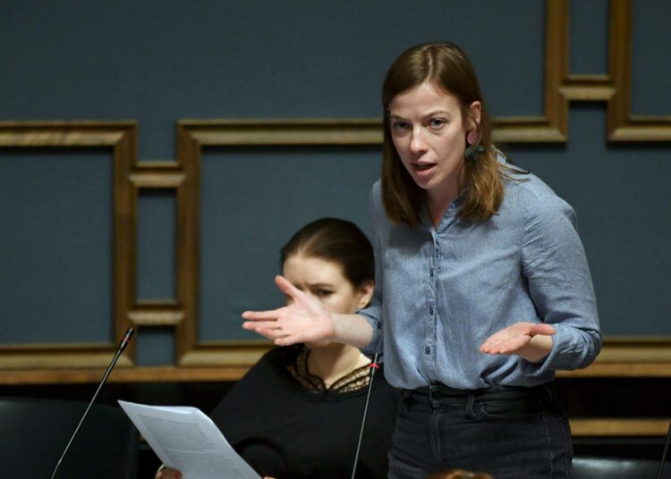 Li Andersson jätti Postin päätöksestä kirjallisen kysymyksen.