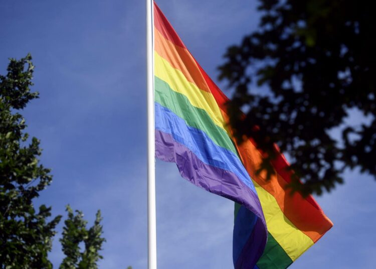 Riippumatta siitä, ketä rakastaa, mikä on oma sukupuoli tai miten sitä ilmaisee, jokaisella meistä on oikeus olla oma itsensä, joutumatta pelkäämään syrjintää, häirintää tai väkivaltaa, kirjoittaa Helsinki Priden suojelija Aino-Kaisa Pekonen.