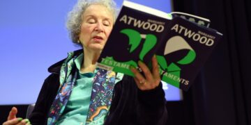 Margaret Atwood luki uutta Testamentit-kirjaansa julkaisutilaisuudessa Lontoossa viime syyskuussa.