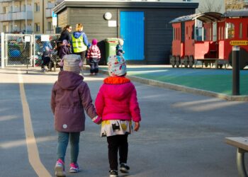 Norjassa pienet oppilaat palasivat kouluihinsa maanantaina. Suomen hallitus linjaa asiaa lähipäivinä.
