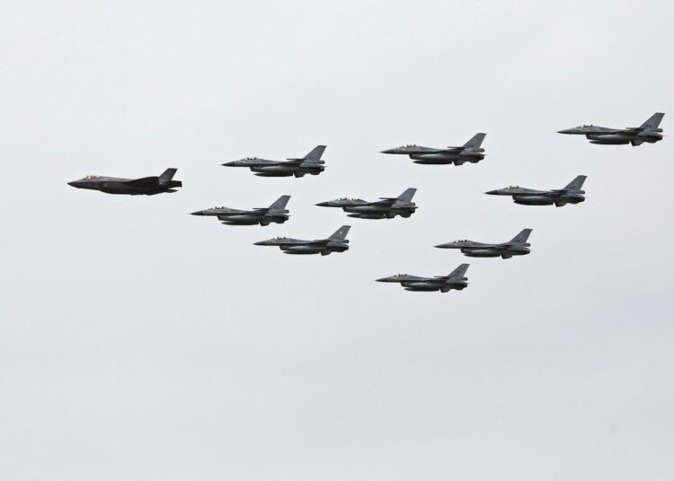 Valtion aseyhtiö Patria hankki vuonna 2018 omistukseensa merkittävää F-35:n huolto-osaamista. Arkistokuvassa  Hollannin taivaalla lentävän muodostelman ensimmäinen kone vasemmalta on F-35 -hävittäjä.