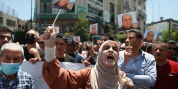 Tuhannet ihmiset osoittivat mieltä palestiinalaishallintoa ja someaktivisti Nizar Banatin surmaa vastaan Ramallahissa miehitetyllä Länsirannalla kesäkuussa.