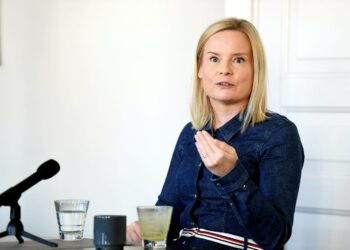 Perussuomalaisten sättiminen ei tuota tulosta. Kannattaisi mieluummin yrittää ymmärtää, miksi se on niin suosittu ja vastata asioihin yhtä härskisti, mutta paremmilla argumenteilla. Kuvassa puheenjohtaja Riikka Purra.