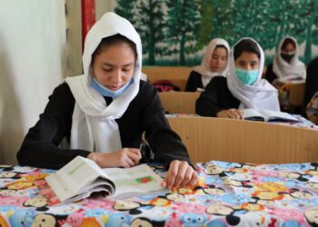 Afganistanilaiset lukiolaistytöt oppitunnilla Mazar-i-Sharifissa lokakuun alussa.