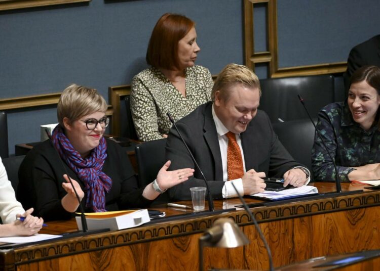 Pääministeri Sanna Marin (vas), valtiovarainministeri Annika Saarikko, tiede- ja kulttuuriministeri Antti Kurvinen sekä opetusministeri Li Andersson muikeina eduskunnan suullisella kyselytunnillä torstaina 7. lokakuuta.