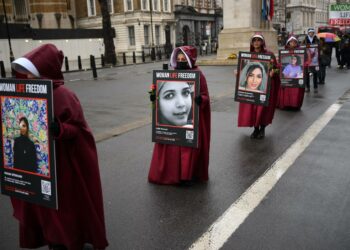 Lontoolaisten mielenosoittajien kylteissä naistenpäivänä 8. maaliskuuta luki ”nainen, vapaus, elämä”. Mielenosoitus vastusti naisten vainoa Iranissa.
