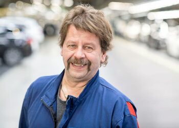 "Kyllä se melkoista kädestä suuhun -elämistä on", sanoo Valmet Automotiven pääluottamusmies Jouni Varjonen autoalan palkkatasosta.