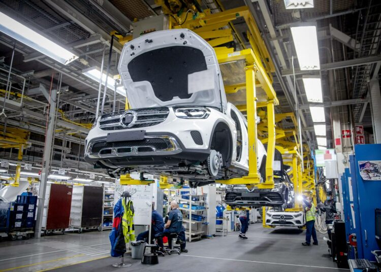 Teollisuuden työntekijöitä Valmet Automotiven Uudenkaupungin autotehtaalla.