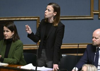 Vasemmistolition Veronika Honkasalo, Li Andersson ja Jussi Saramo eduskunnan kyselytunnilla torstaina.