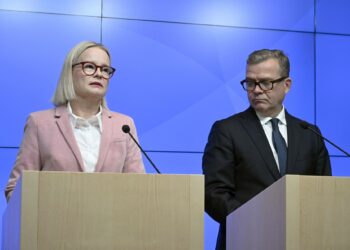 Petteri Orpon (oik.) hallitus on syyttänyt huonosta tilanteesta kansainvälisiä suhdanteita. Kuvassa vasemmalla valtiovarainministeri Riikka Purra.