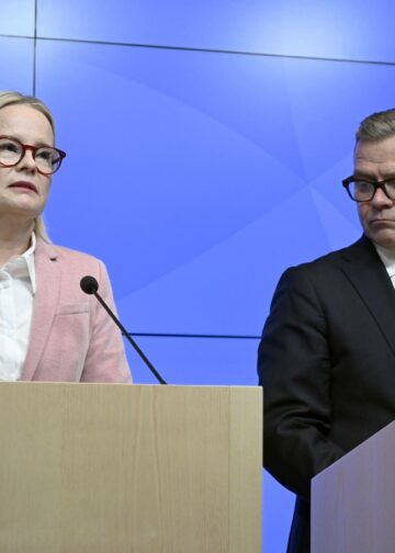 Petteri Orpon (oik.) hallitus on syyttänyt huonosta tilanteesta kansainvälisiä suhdanteita. Kuvassa vasemmalla valtiovarainministeri Riikka Purra.