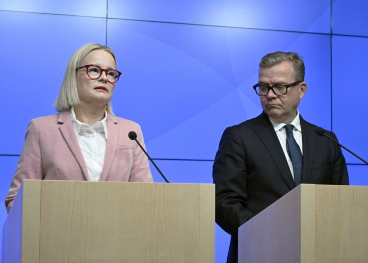 Petteri Orpon (oik.) hallitus on syyttänyt huonosta tilanteesta kansainvälisiä suhdanteita. Kuvassa vasemmalla valtiovarainministeri Riikka Purra.